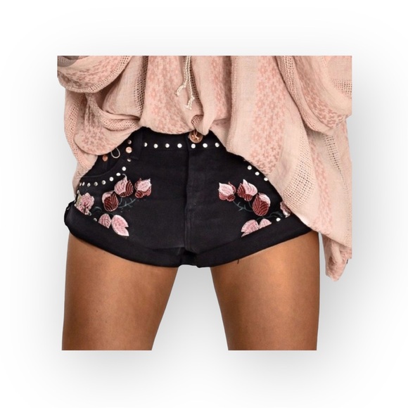 HTF: new One Teaspoon 𑁍 Floral Embroidery Bandit Cut Off Shorts 𑁍 Fox Black 26 - Picture 2 of 16